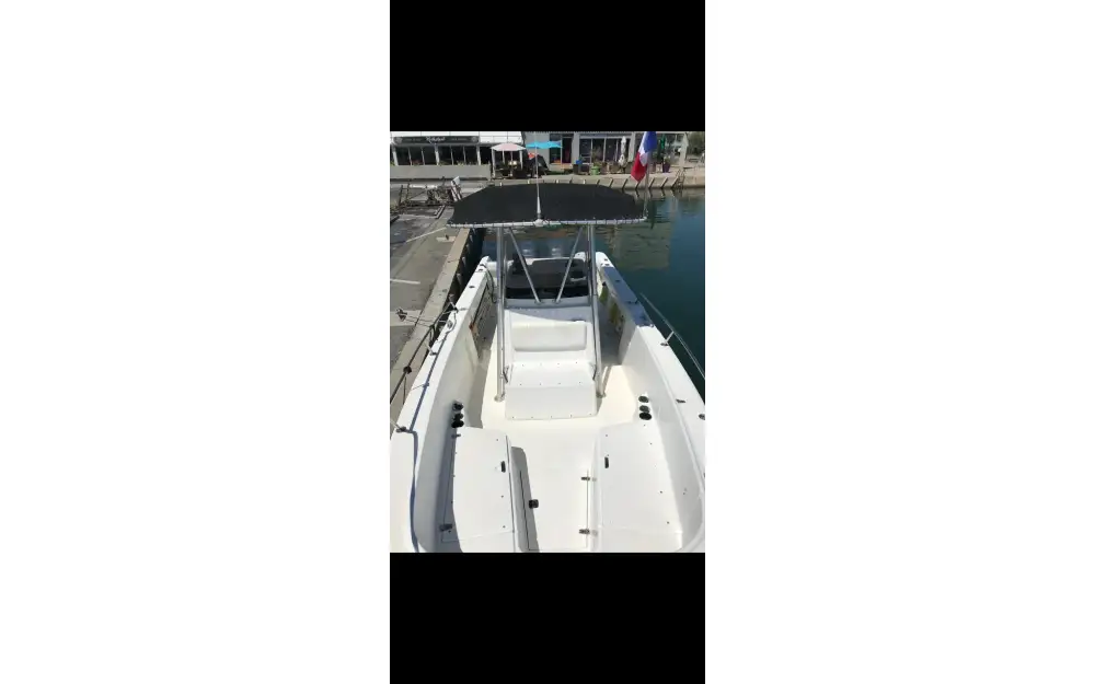 slider 3 Boston Whaler  26 Outrage
