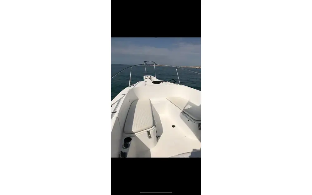 slider 4 Boston Whaler  26 Outrage