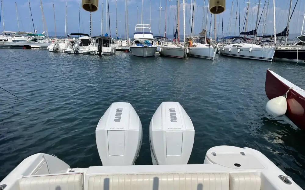 slider 5 Boston Whaler  26 Outrage
