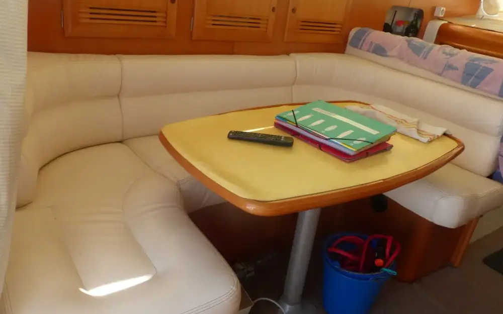 slider 4 Beneteau Antares 10.80 Fly