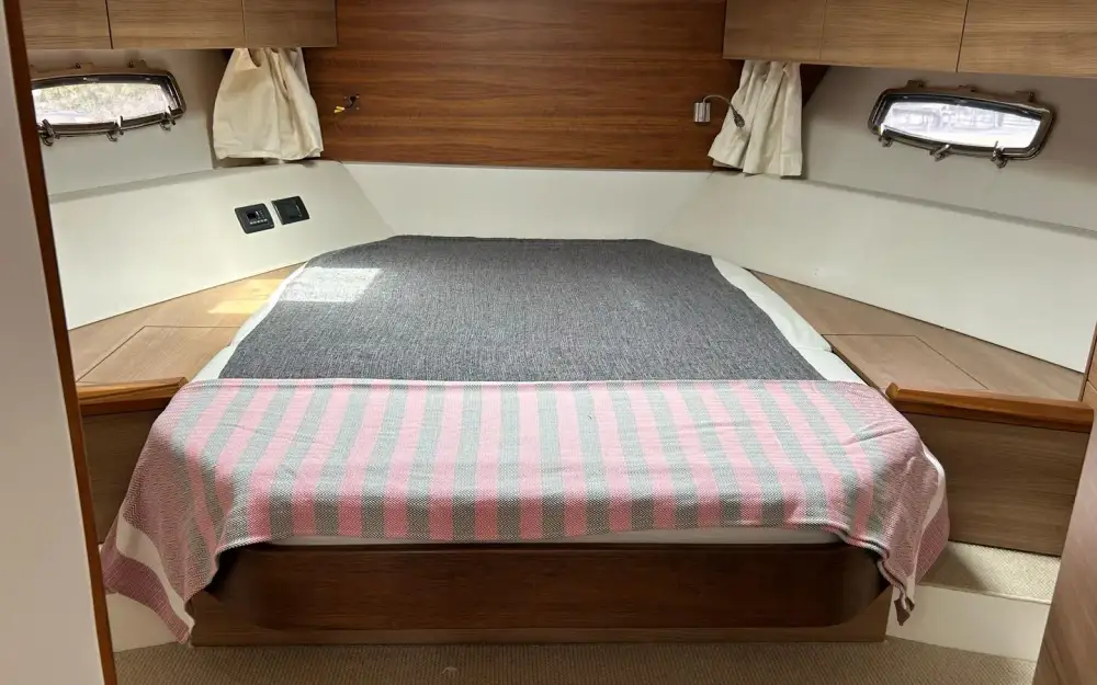 slider 9 Sealine  F 42
