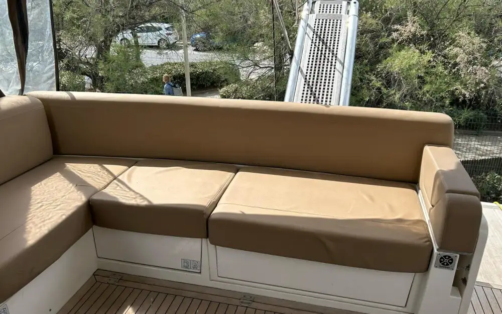 slider 16 Sealine  F 42