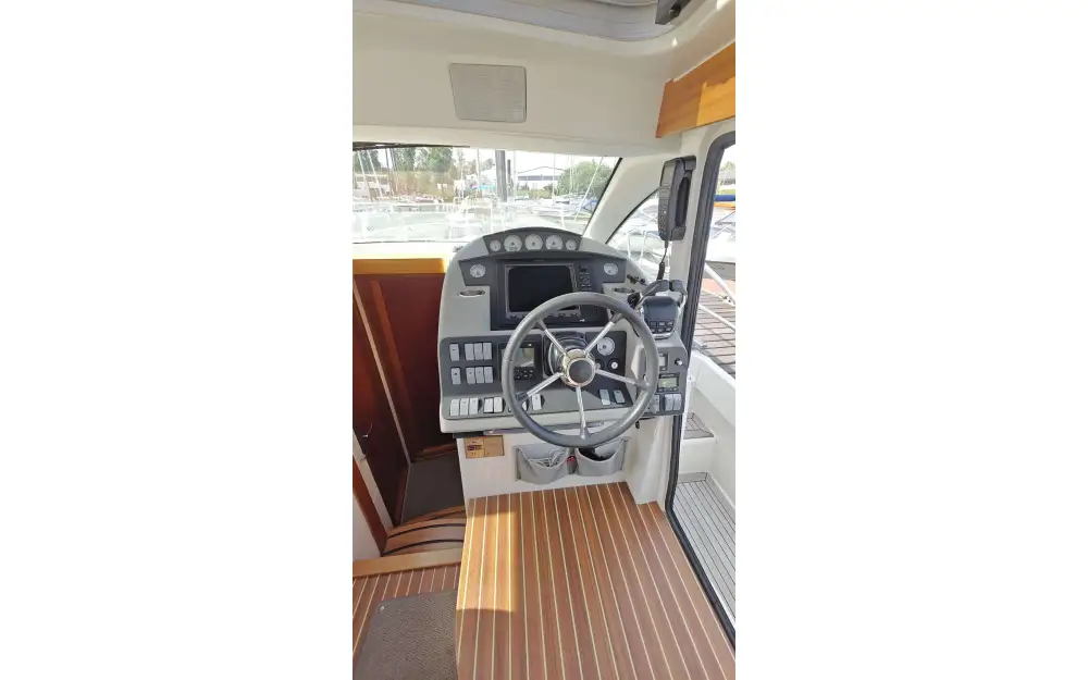 slider 18 Nimbus  365 Coupe