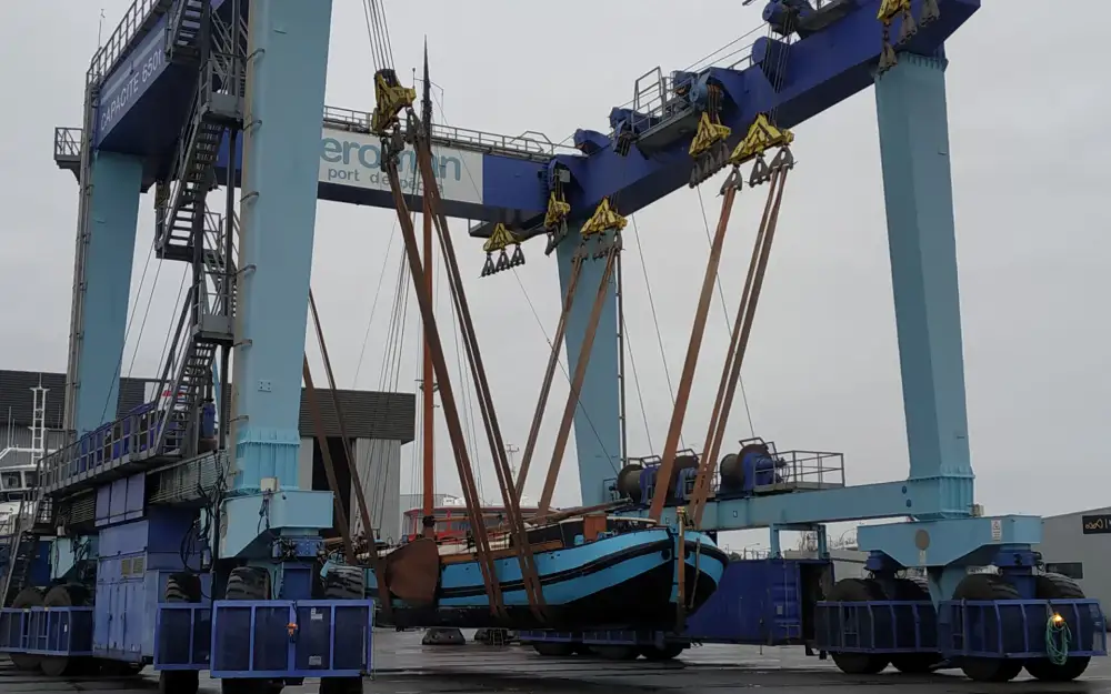 slider 16 Bateau Logement Tjalk authentique rare avec ses agrées mât voile dérives