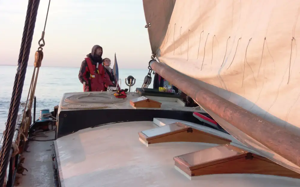 slider 13 Bateau Logement Tjalk authentique rare avec ses agrées mât voile dérives
