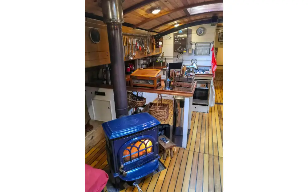 slider 1 Bateau Logement Tjalk authentique rare avec ses agrées mât voile dérives