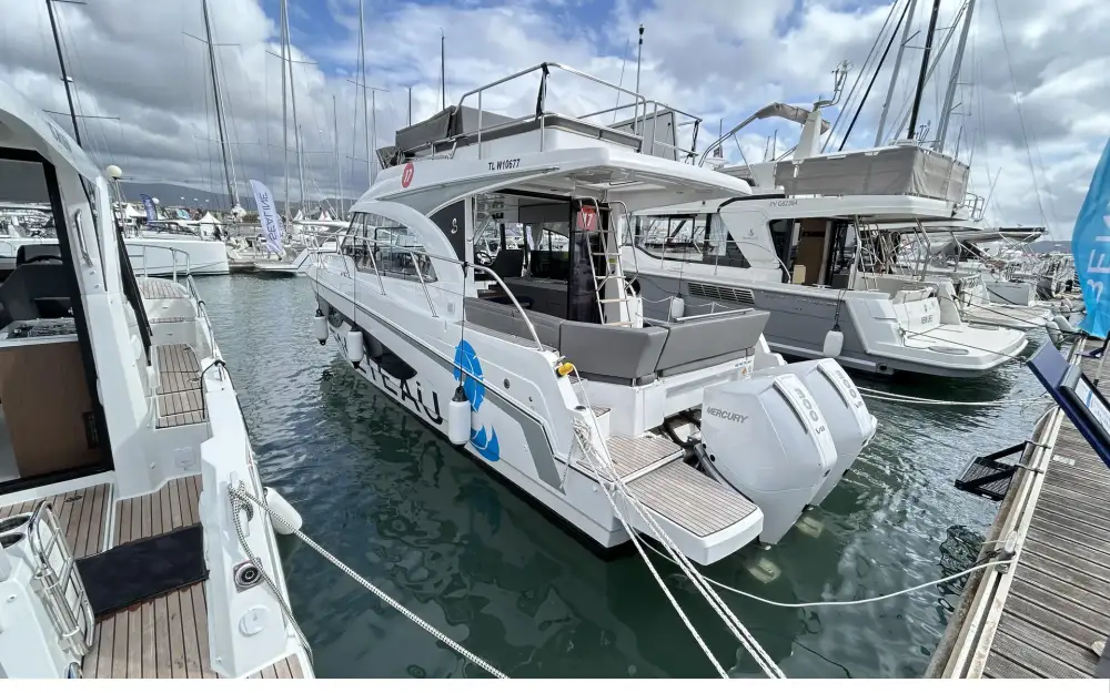 slider 1 Beneteau Antares 11 Fly