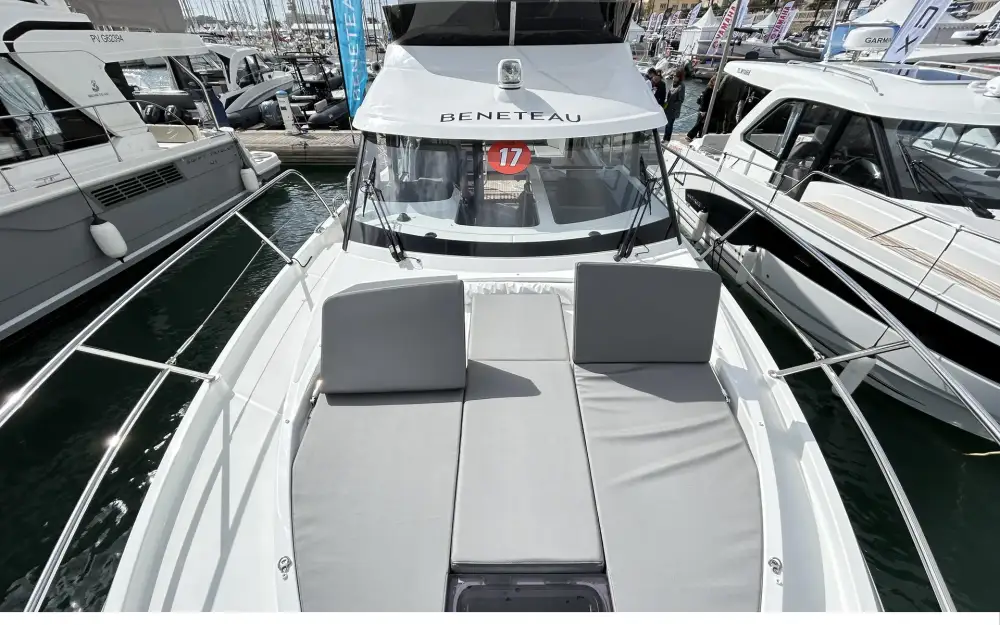 slider 3 Beneteau Antares 11 Fly