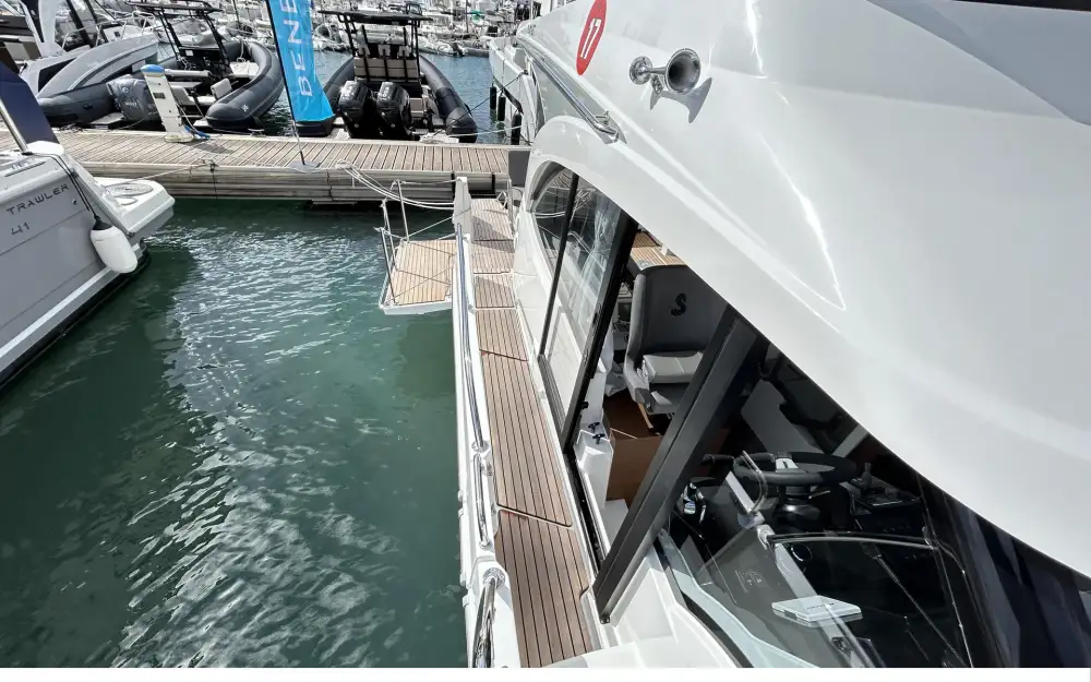 slider 4 Beneteau Antares 11 Fly
