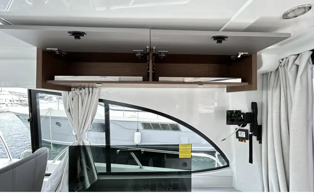 slider 6 Beneteau Antares 11 Fly