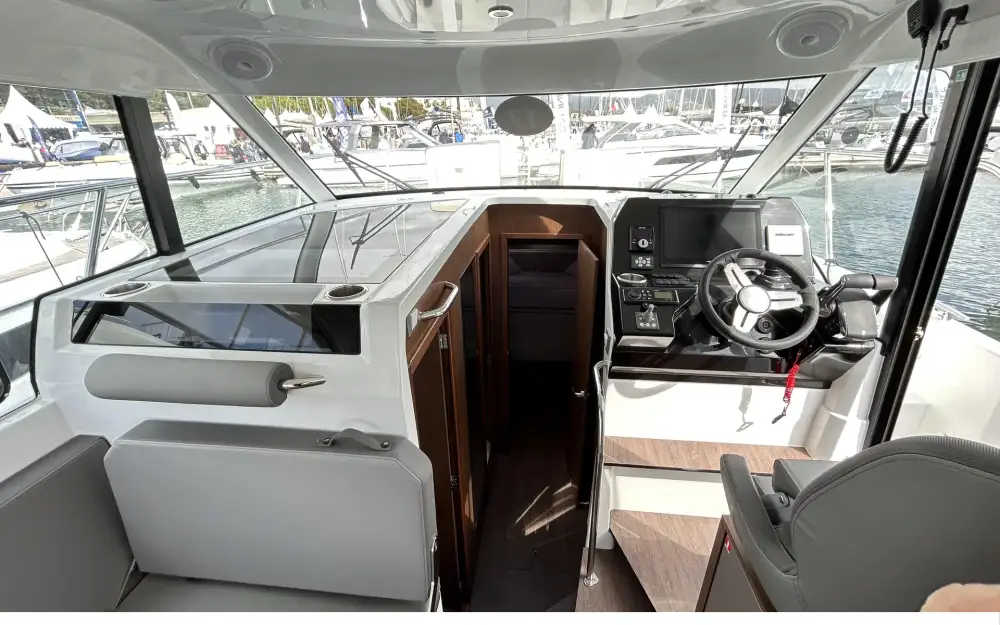 slider 7 Beneteau Antares 11 Fly