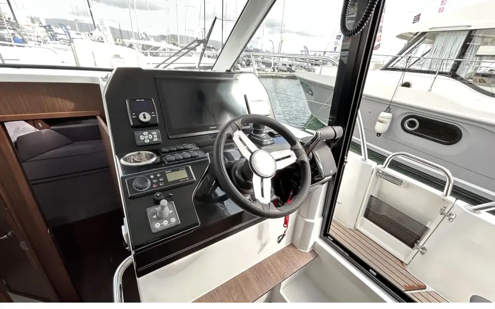 slider 8 Beneteau Antares 11 Fly