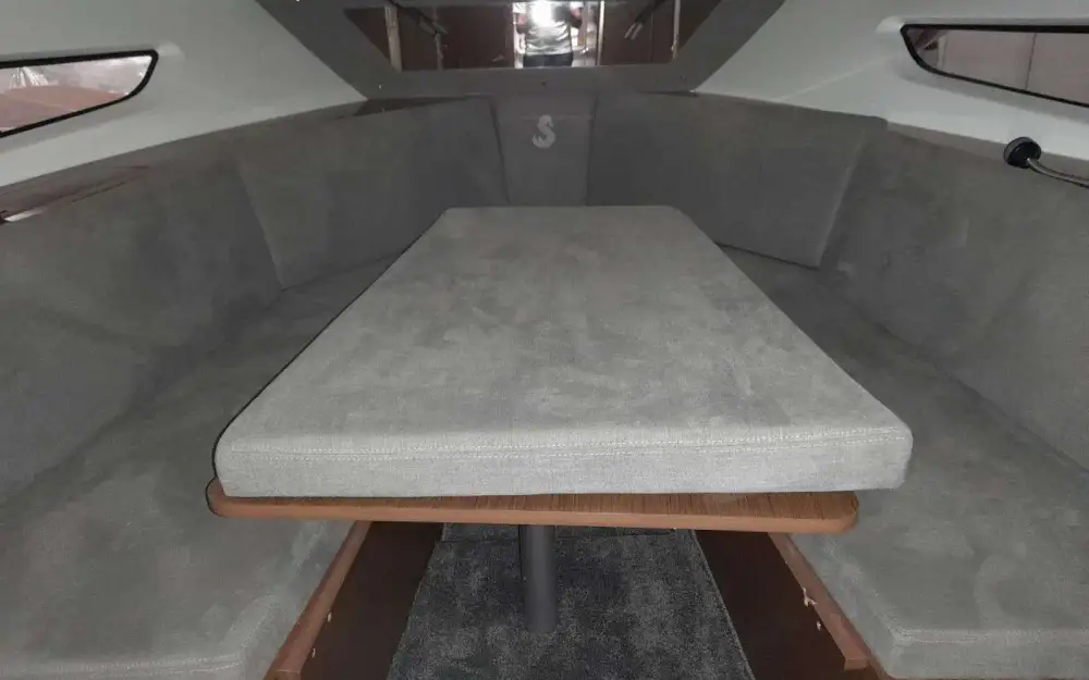slider 4 Beneteau Flyer 10