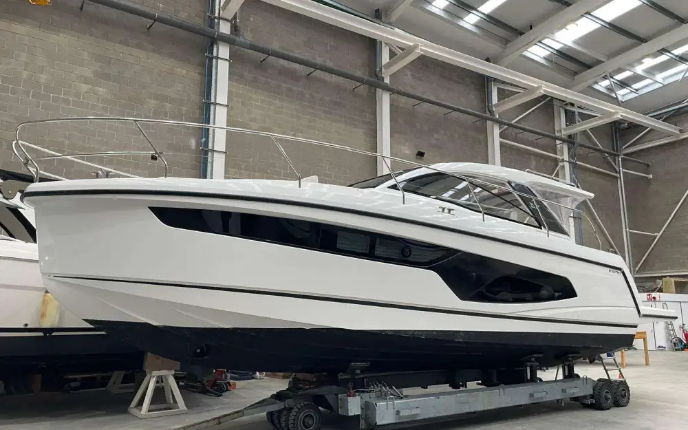 slider 9 Sealine  S335