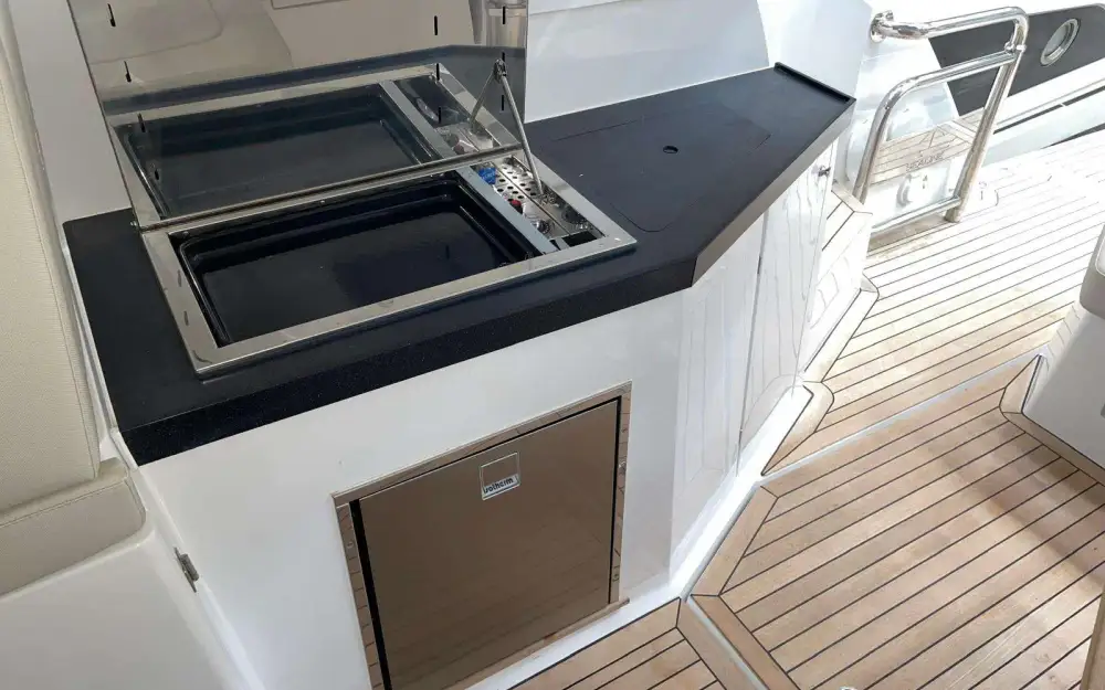 slider 10 Sealine  S335