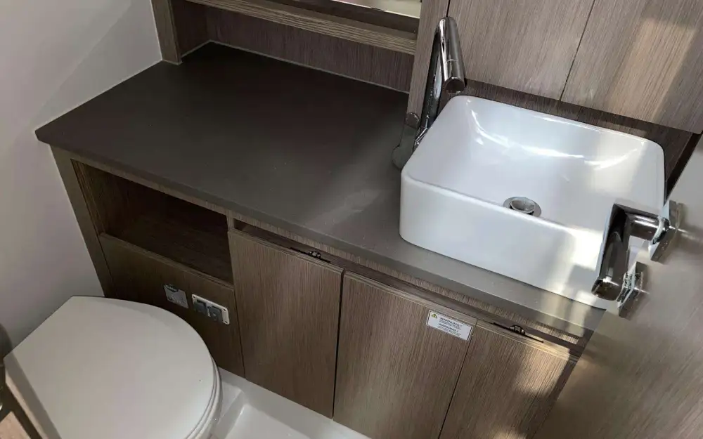 slider 11 Sealine  S335