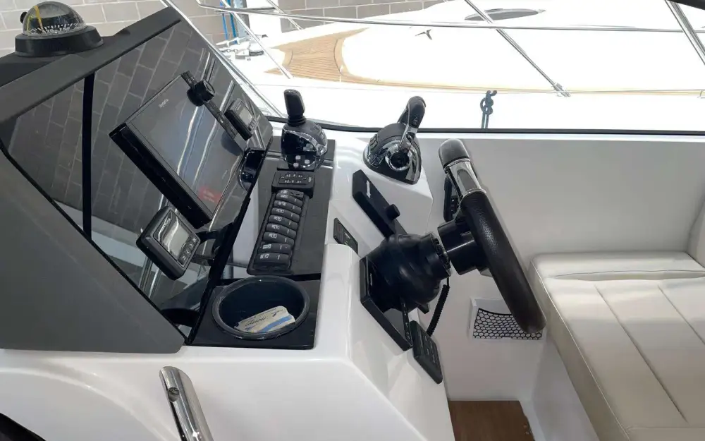 slider 14 Sealine  S335