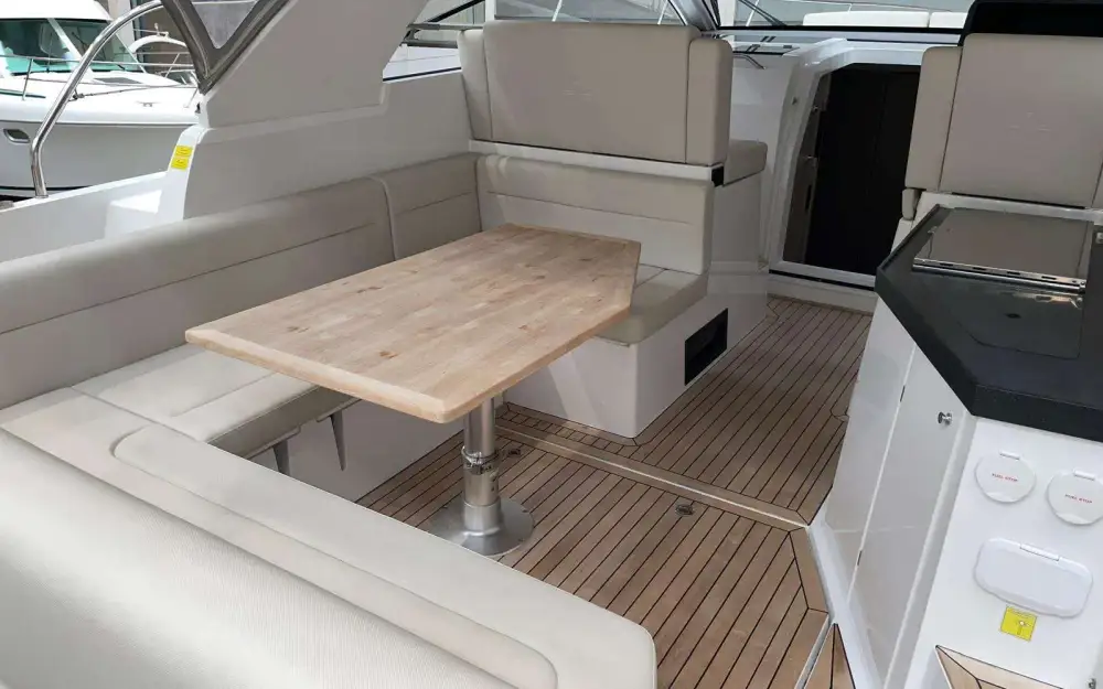 slider 1 Sealine  S335