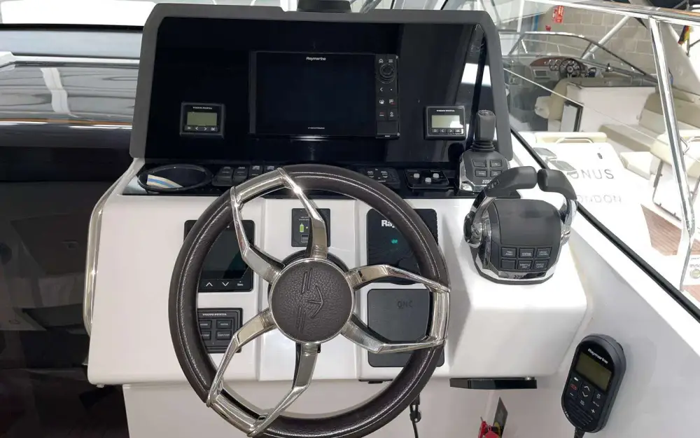 slider 2 Sealine  S335