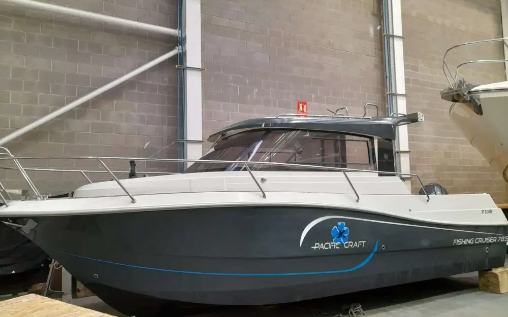 slider 16 Pacific Craft  785 Fishing Cruiser