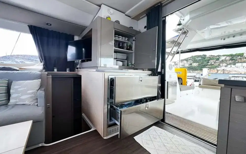 slider 13 Fountaine Pajot Helia 44