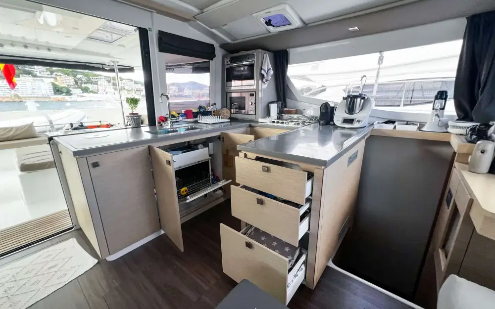 slider 16 Fountaine Pajot Helia 44