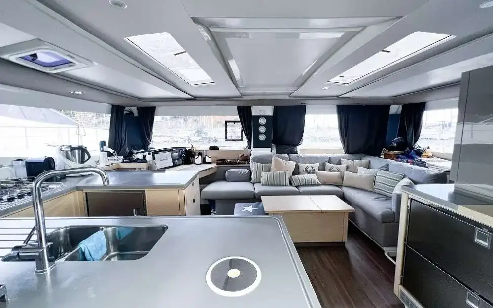 slider 1 Fountaine Pajot Helia 44