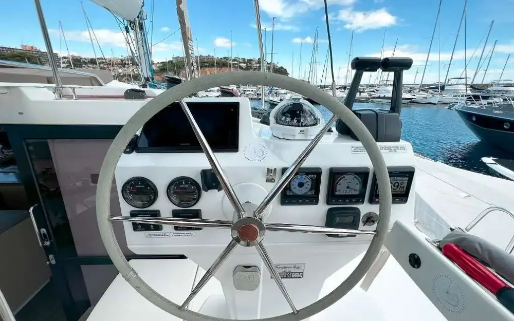 slider 23 Fountaine Pajot Helia 44