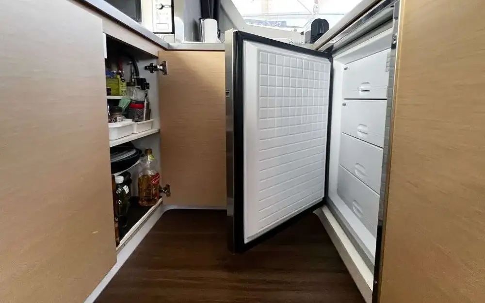 slider 25 Fountaine Pajot Helia 44