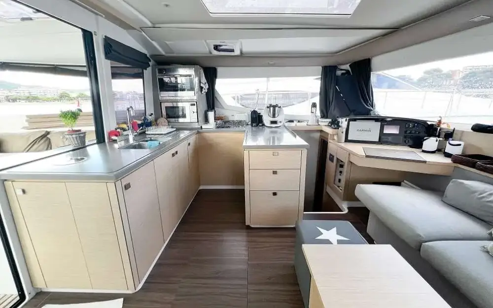 slider 2 Fountaine Pajot Helia 44