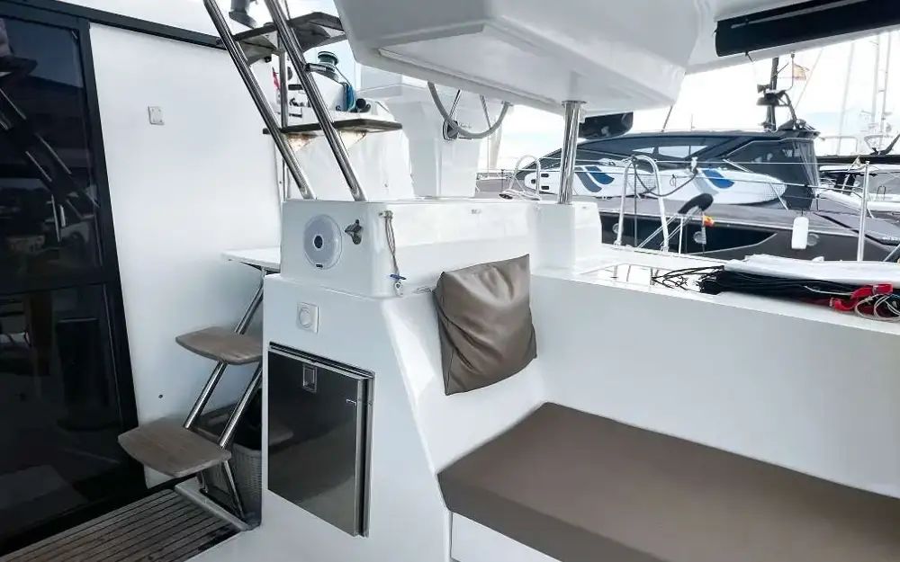 slider 32 Fountaine Pajot Helia 44