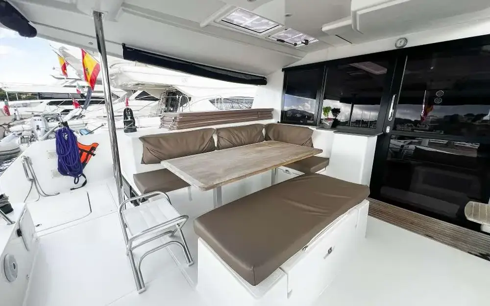 slider 33 Fountaine Pajot Helia 44
