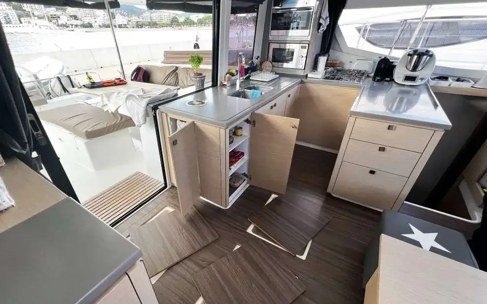 slider 36 Fountaine Pajot Helia 44