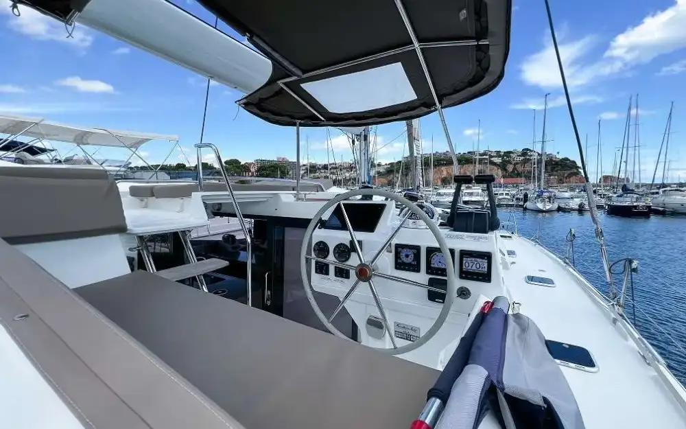 slider 37 Fountaine Pajot Helia 44