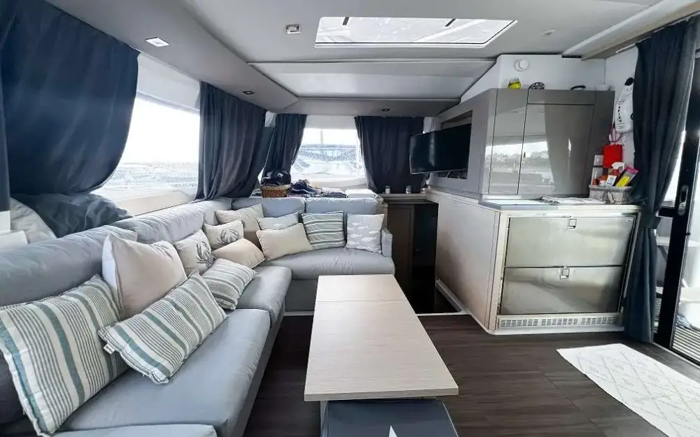 slider 38 Fountaine Pajot Helia 44