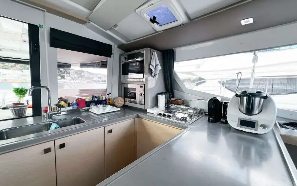 slider 3 Fountaine Pajot Helia 44