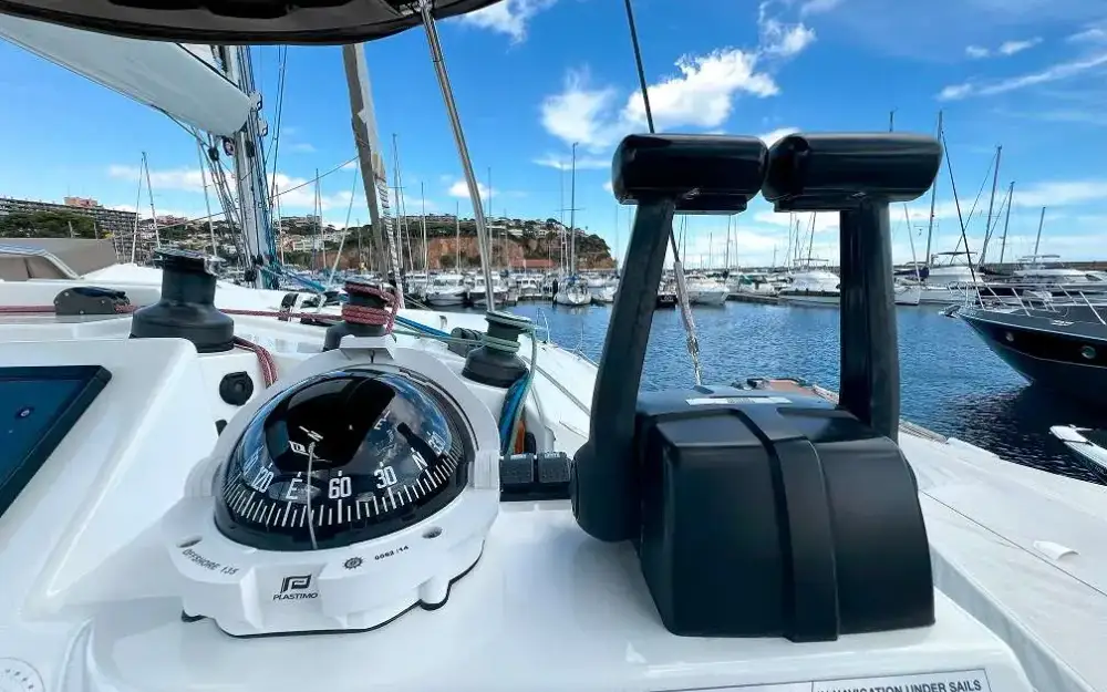 slider 41 Fountaine Pajot Helia 44