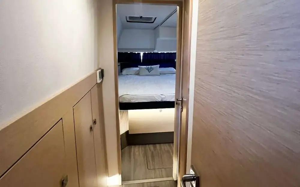 slider 8 Fountaine Pajot Helia 44