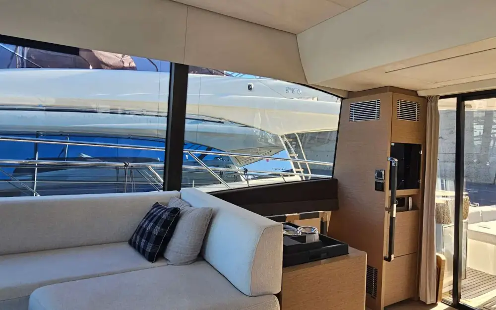 slider 10 Jeanneau Prestige 590