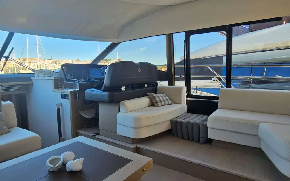 slider 12 Jeanneau Prestige 590