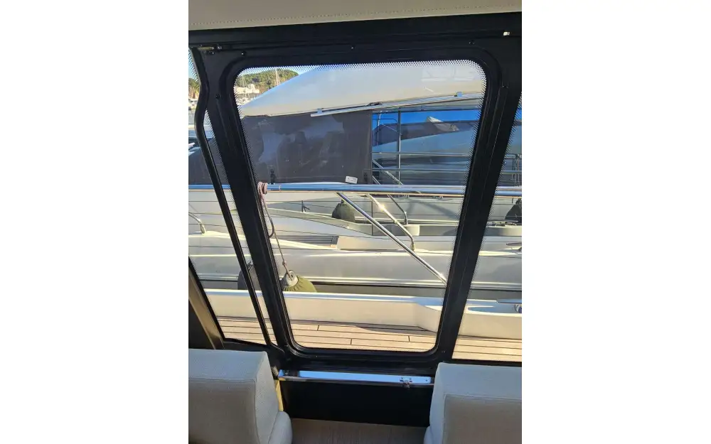 slider 31 Jeanneau Prestige 590