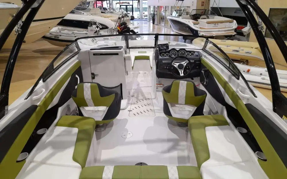 slider 9 Glastron  GTS 240