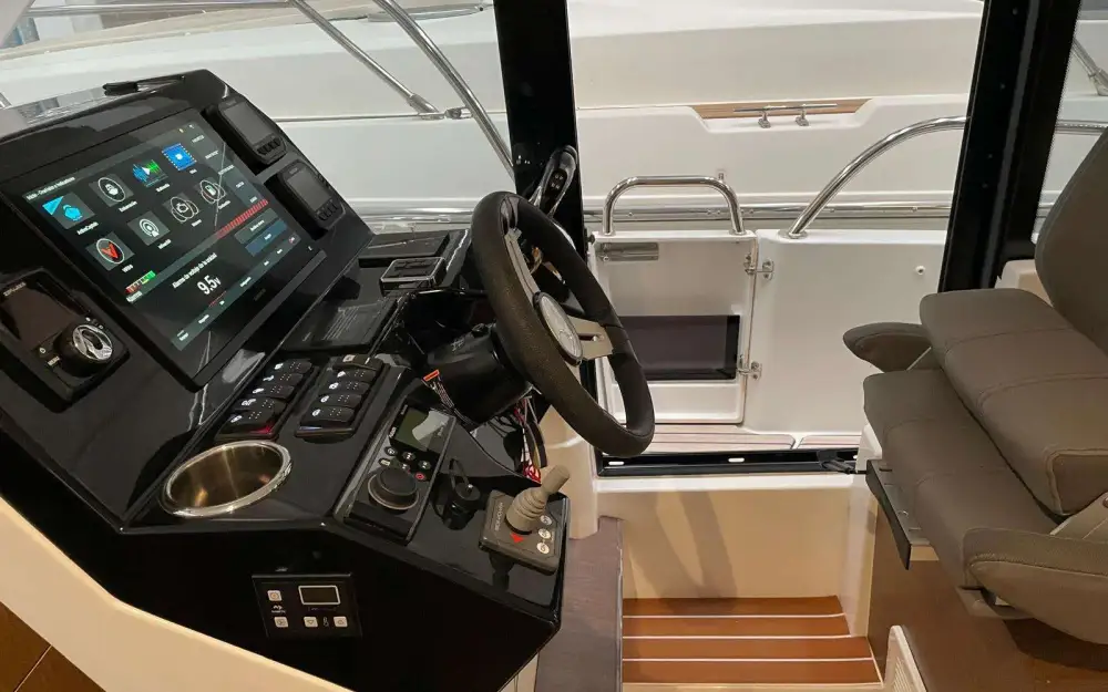 slider 1 Beneteau Antares 11 Fly