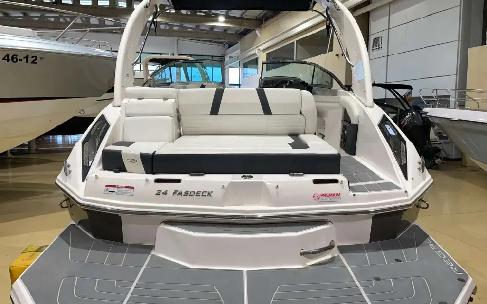 slider 9 Regal  24 Fastdeck