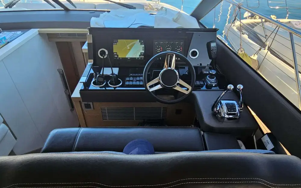 slider 31 Jeanneau Prestige 590
