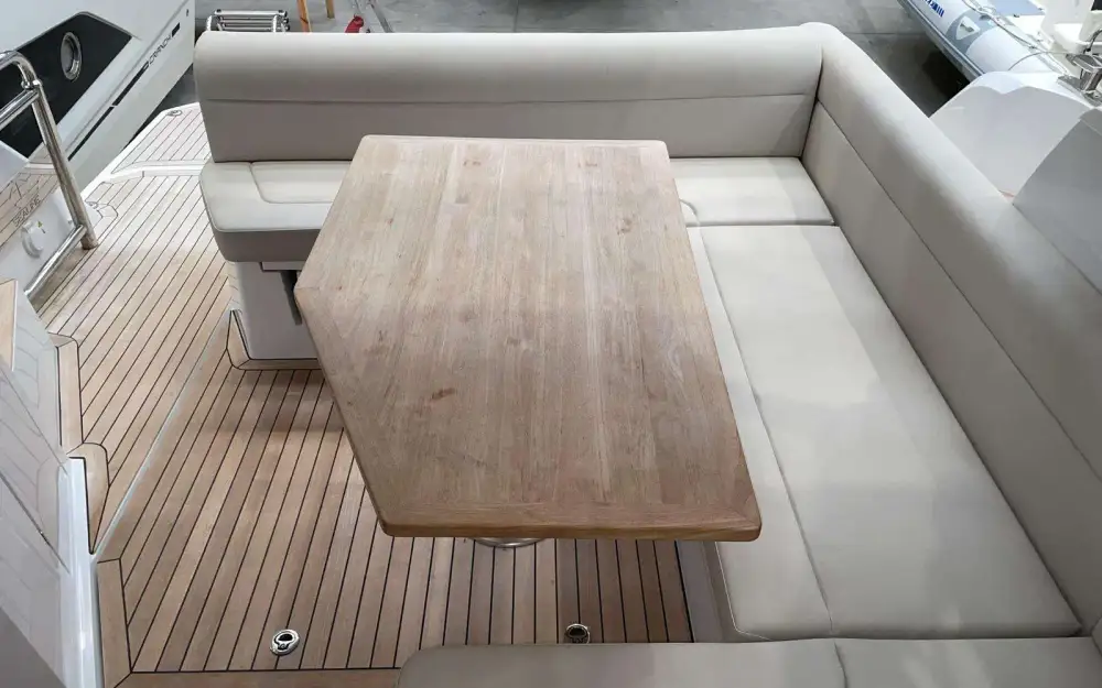 slider 9 Sealine  S335