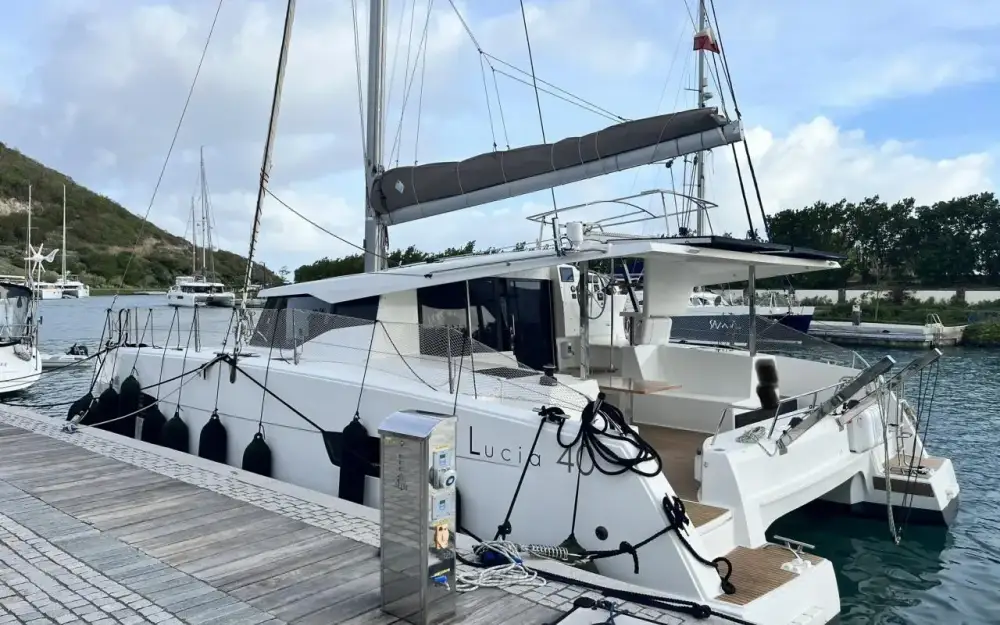 slider 1 Fountaine Pajot Lucia 40
