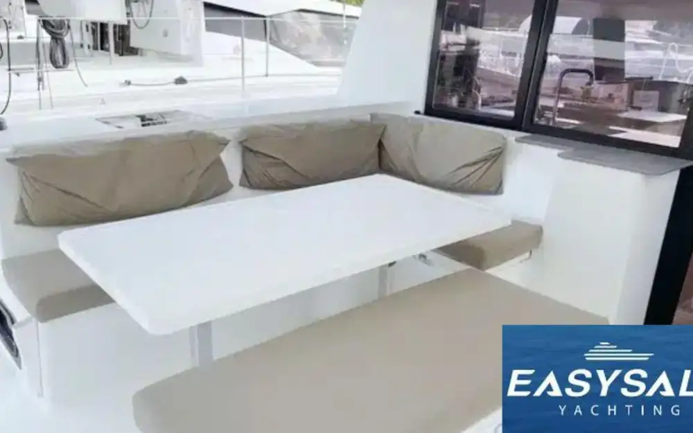 slider 2 Fountaine Pajot Helia 44