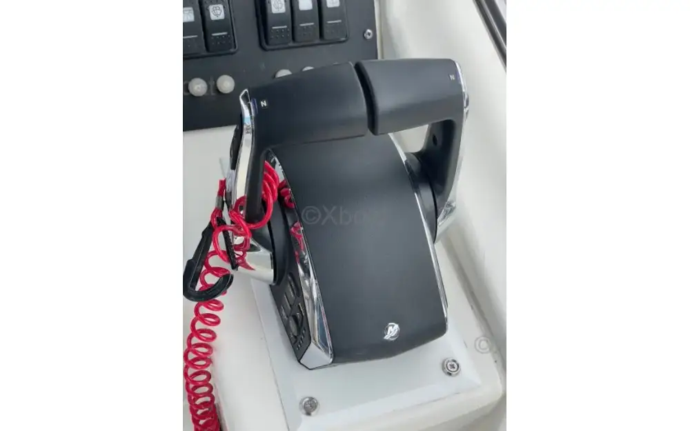 slider 3 Boston Whaler  28 Outrage