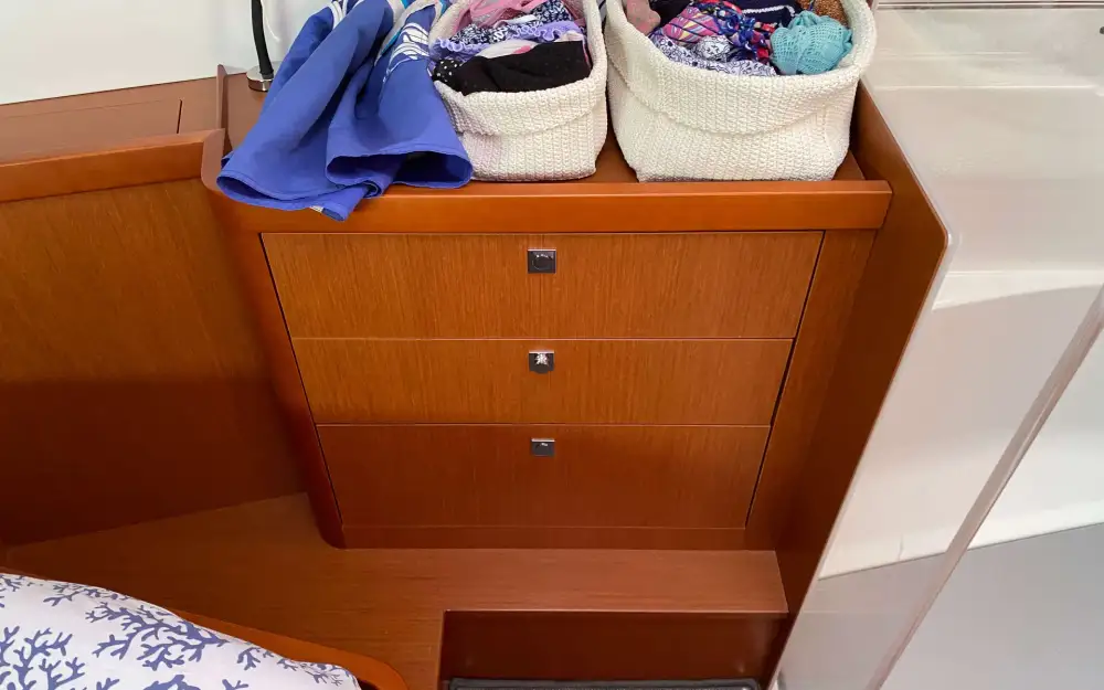 slider 16 Beneteau Oceanis 48